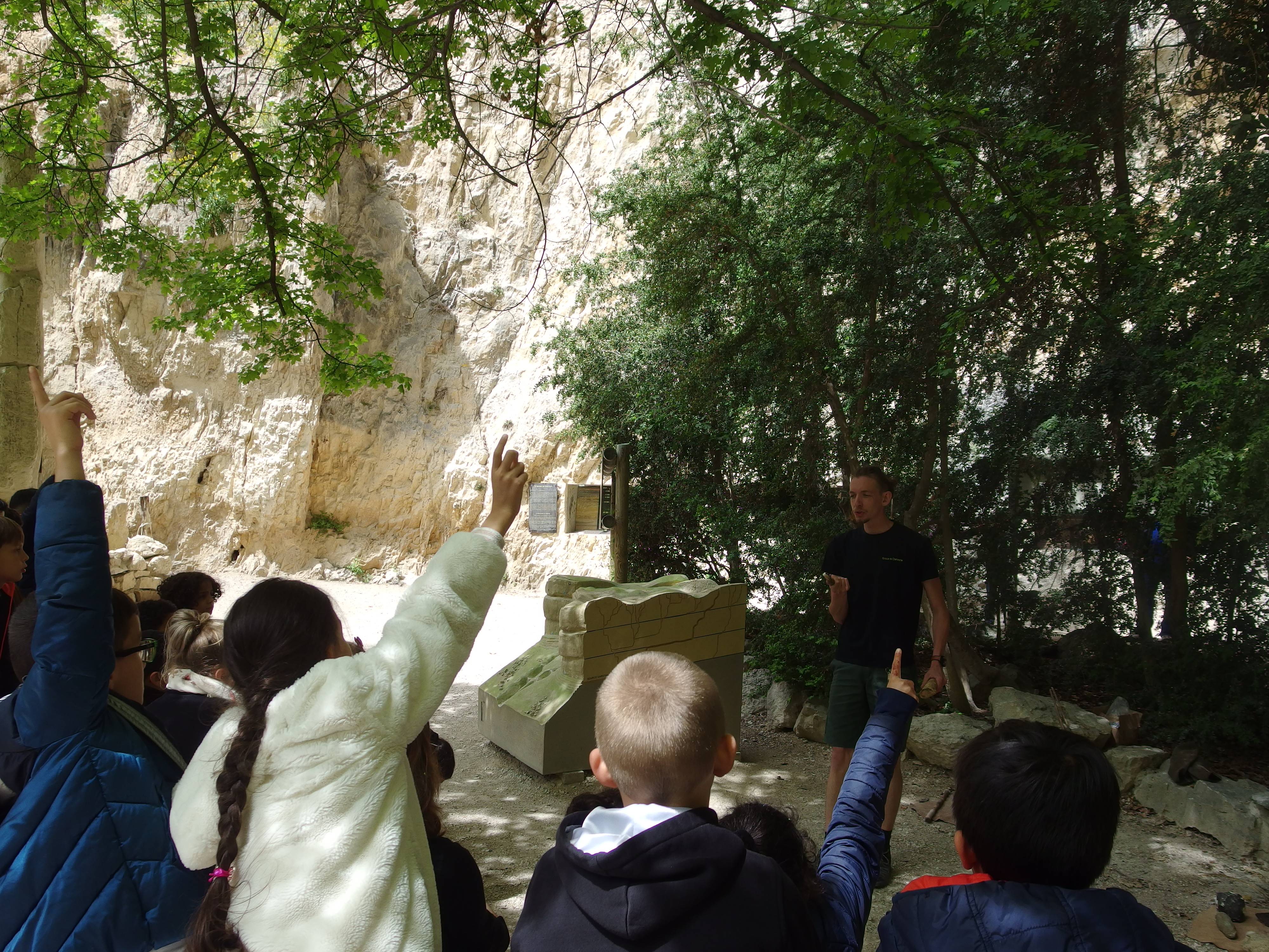 le guide sollicite les enfants pendant l'animation préhistoire