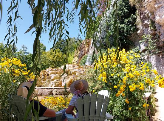 5 raisons de visiter le Jardin des Fontaines Pétrifiantes quand il fait chaud