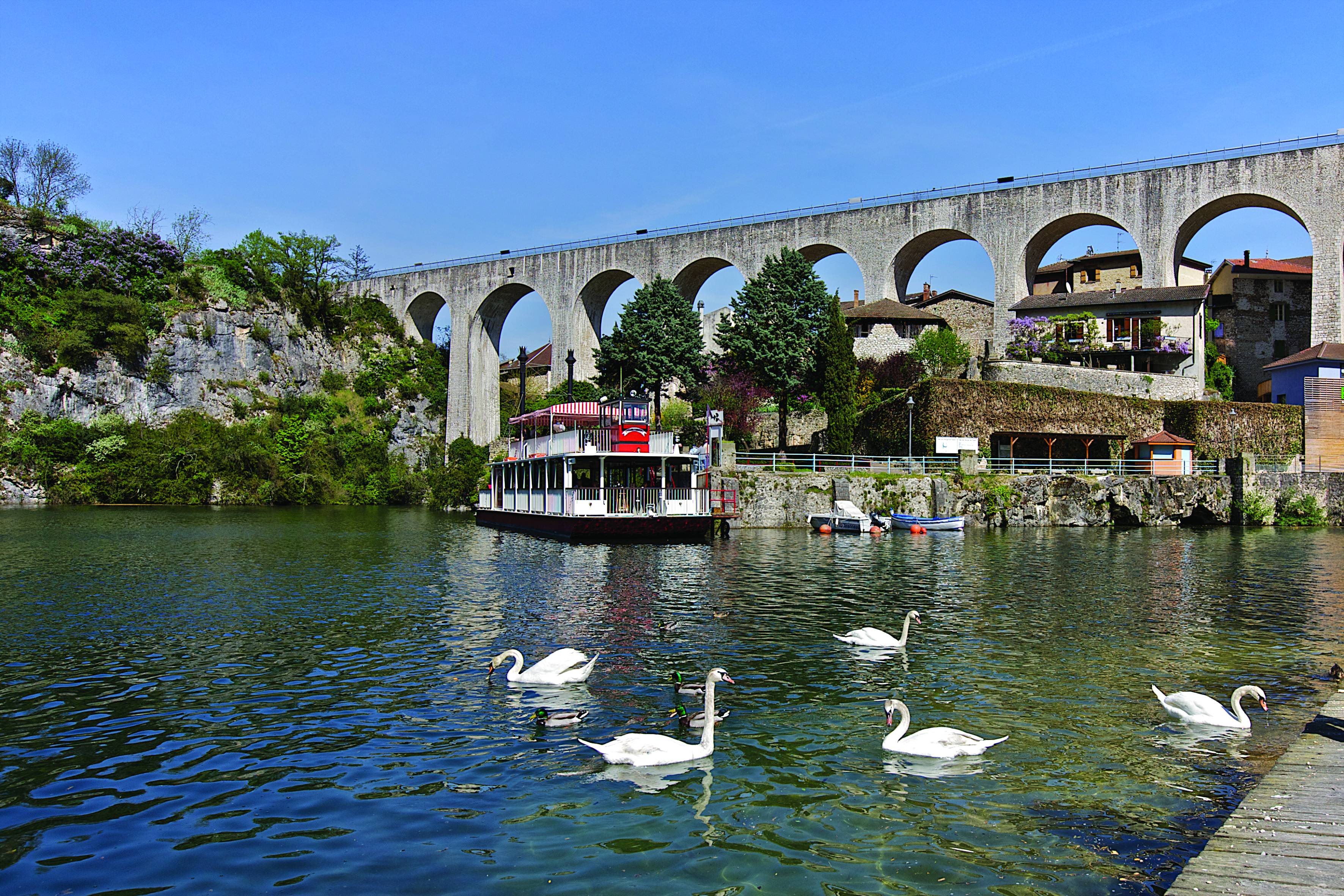 Bateau à Roue vue sur l'aqueduc de Saint-Nazaire-en-Royans