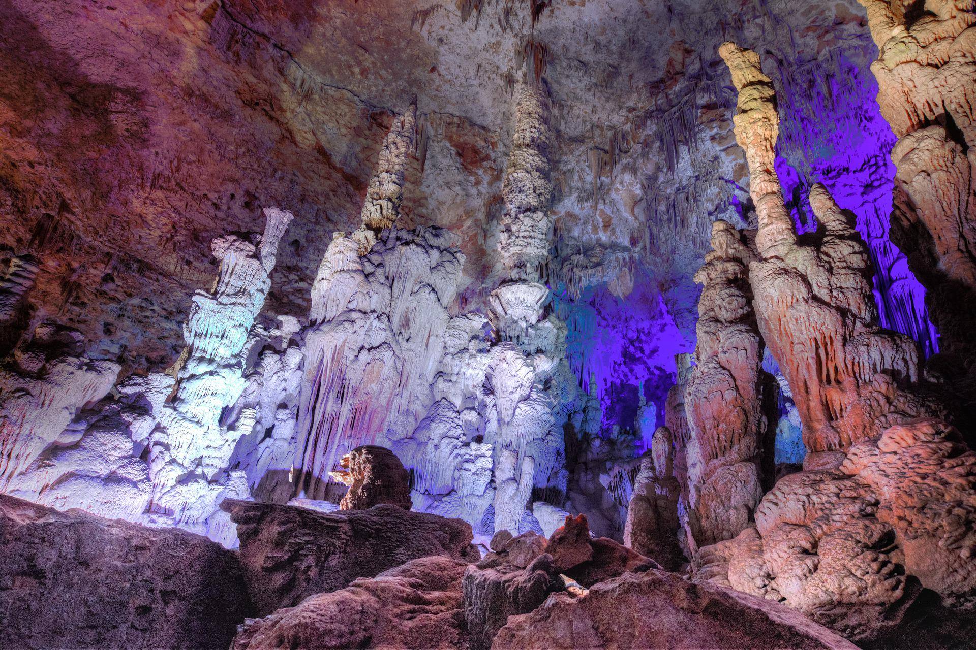 la jolie grotte colorée de la Salamandre