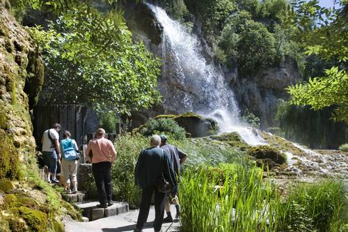 Personne à mobilité réduite Jardin des Fontaines Pétrifiantes