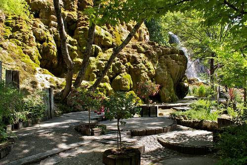 Personne à mobilité réduite Jardin des Fontaines Pétrifiantes